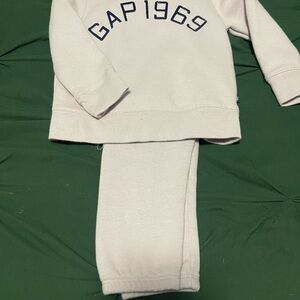 Toddler girl GAP Kids pale purple Sweatpants and sweater.